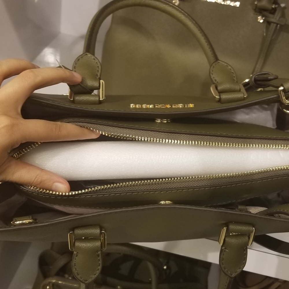 MK SAVANNAH LG SATCHEL & JST LG TRIFOLD LEATHER - Picture 4 of 8